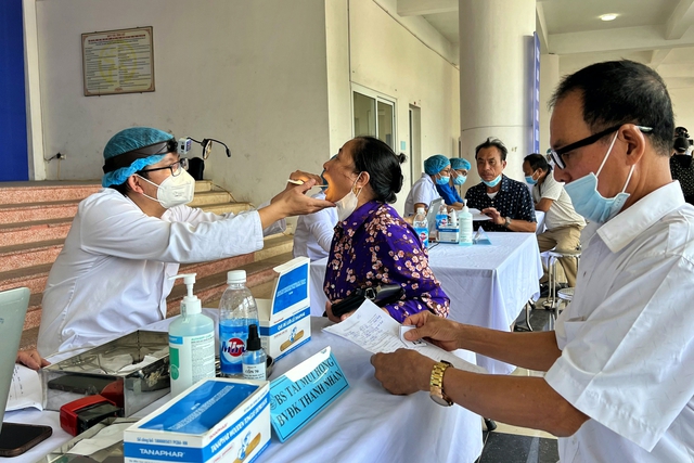 Hanoj bude jednou ročně poskytovat všem občanům bezplatné zdravotní prohlídky - Foto 1. Hà Nội sẽ khám sàng lọc miễn phí toàn dân 1 lần/năm- Ảnh 1.