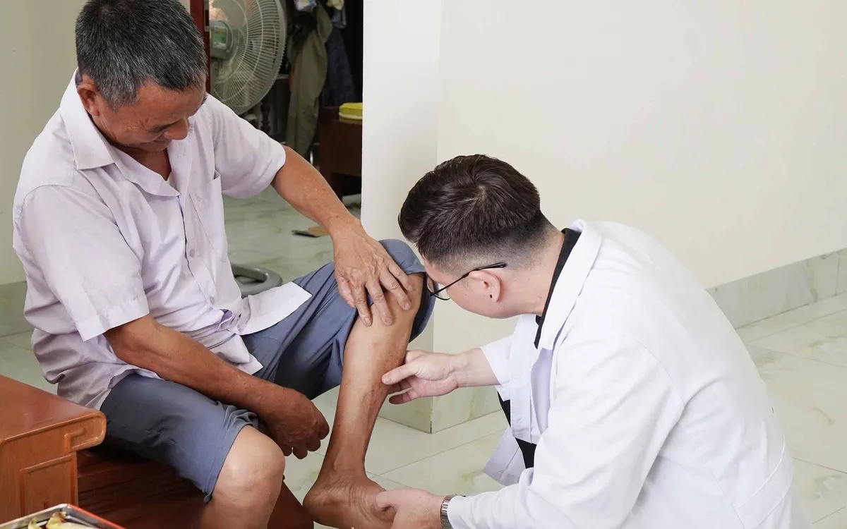 Thăm khám tại nhà quản lý bệnh tại nhà của Bệnh viện Đa khoa Khu vực Vân Đồn.