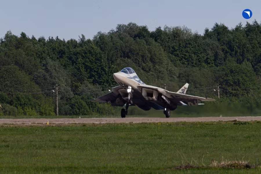 Analizar las ventajas operativas del avión de combate Su-57D en comparación con los F-22 y F-35 estadounidenses.