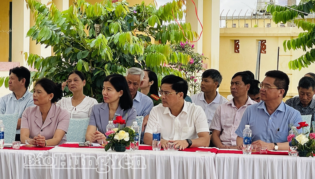 Các đại biểu dự chương trình.
