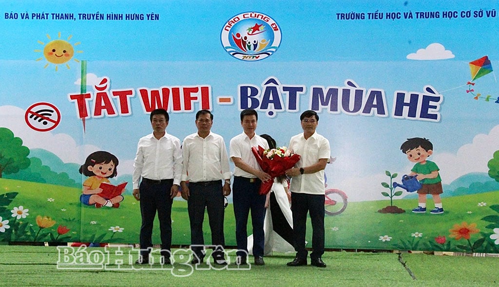 Lãnh đạo xã Hồng Vũ tặng hoa chúc mừng.