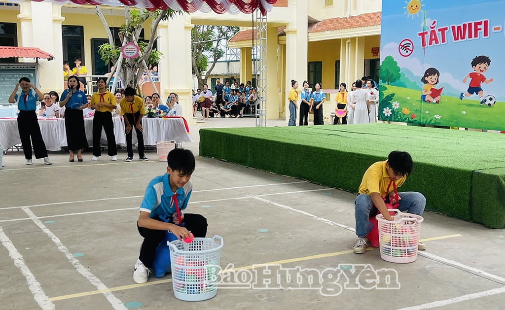 Các đội thi tham gia các trò chơi tại chương trình.