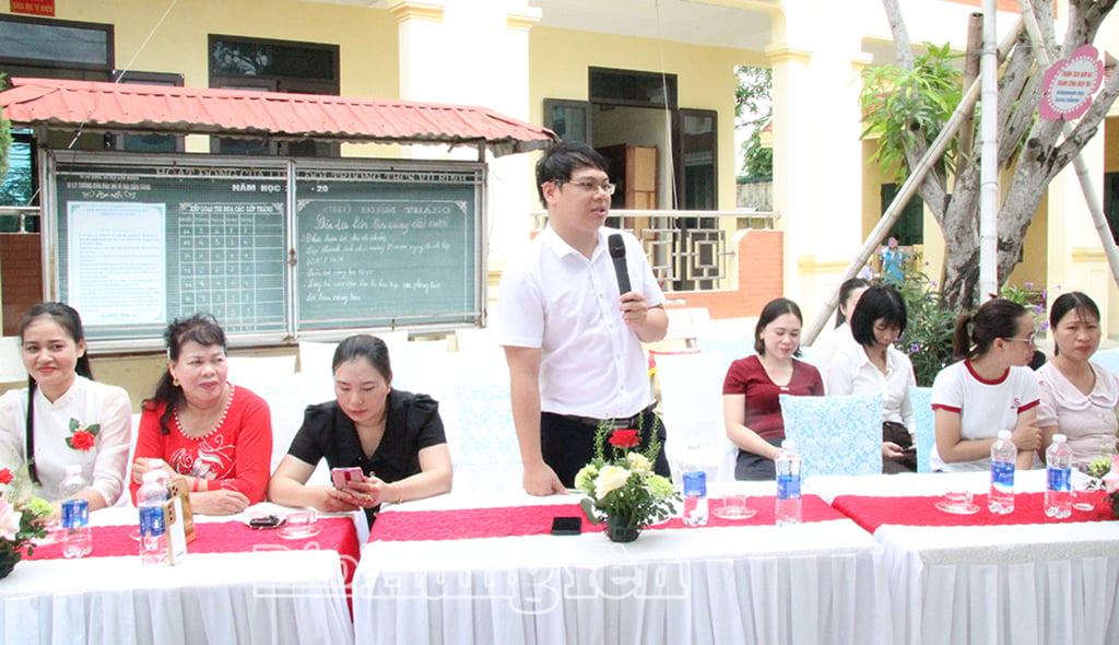 Chuyên gia về kỹ năng sống truyền đạt các nội dung sử dụng mạng xã hội an toàn.