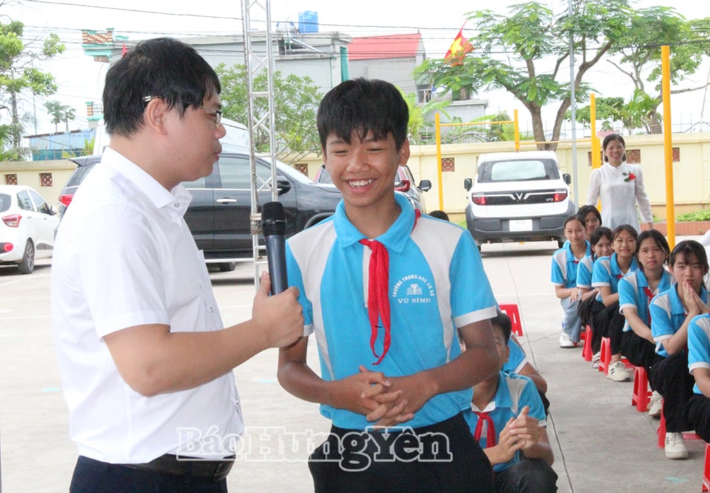 Chuyên gia kỹ năng sống giao lưu với các em học sinh.