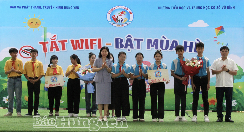 Lãnh đạo Báo và Phát thanh, Truyền hình Hưng Yên cùng lãnh đạo xã Hồng Vũ trao giải nhất cho đội thi.
