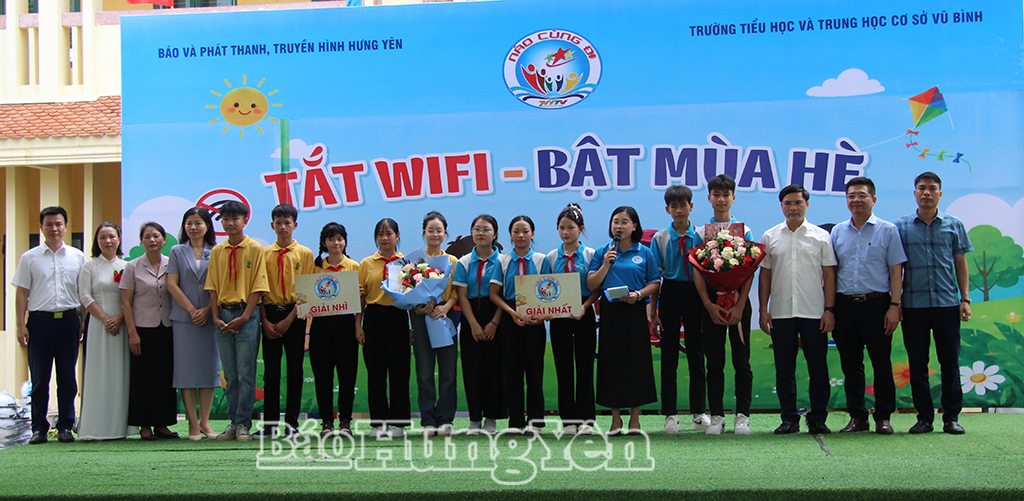 Các đại biểu trao giải cho các đội thi.