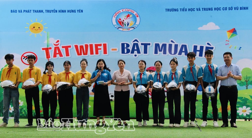 Trao tặng mũ bảo hiểm cho học sinh.
