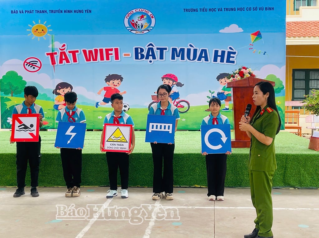 Công an xã Hồng Vũ tổ chức tuyên truyền về an toàn giao thông và hướng dẫn kỹ năng bơi lội, phòng, chống đuối nước cho học sinh.
