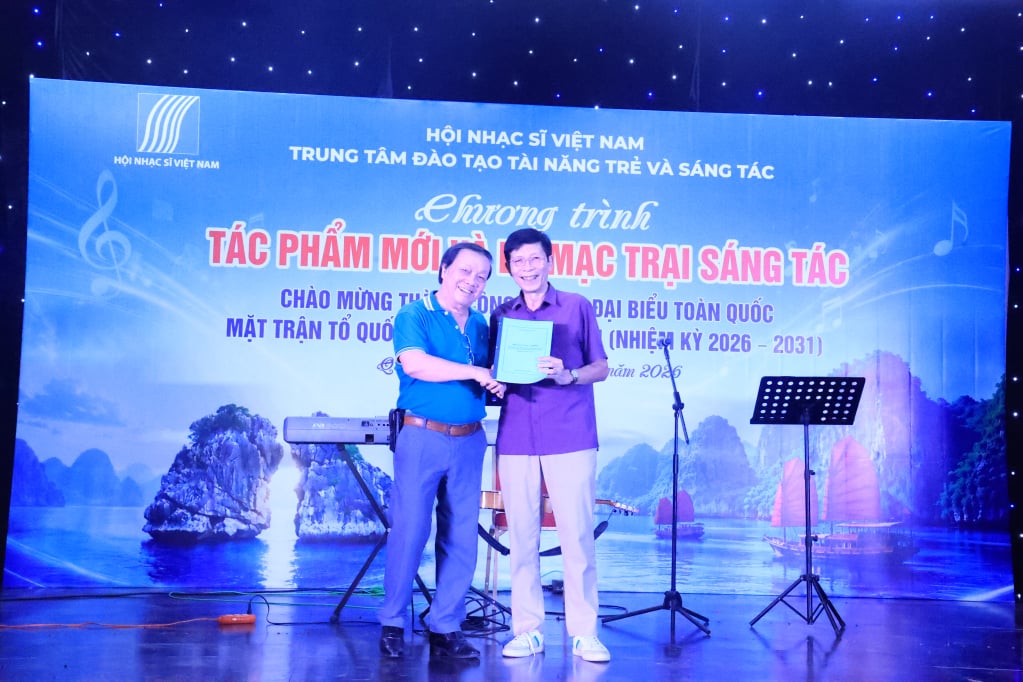 trao tác phẩm cho Ban Tổ chức.