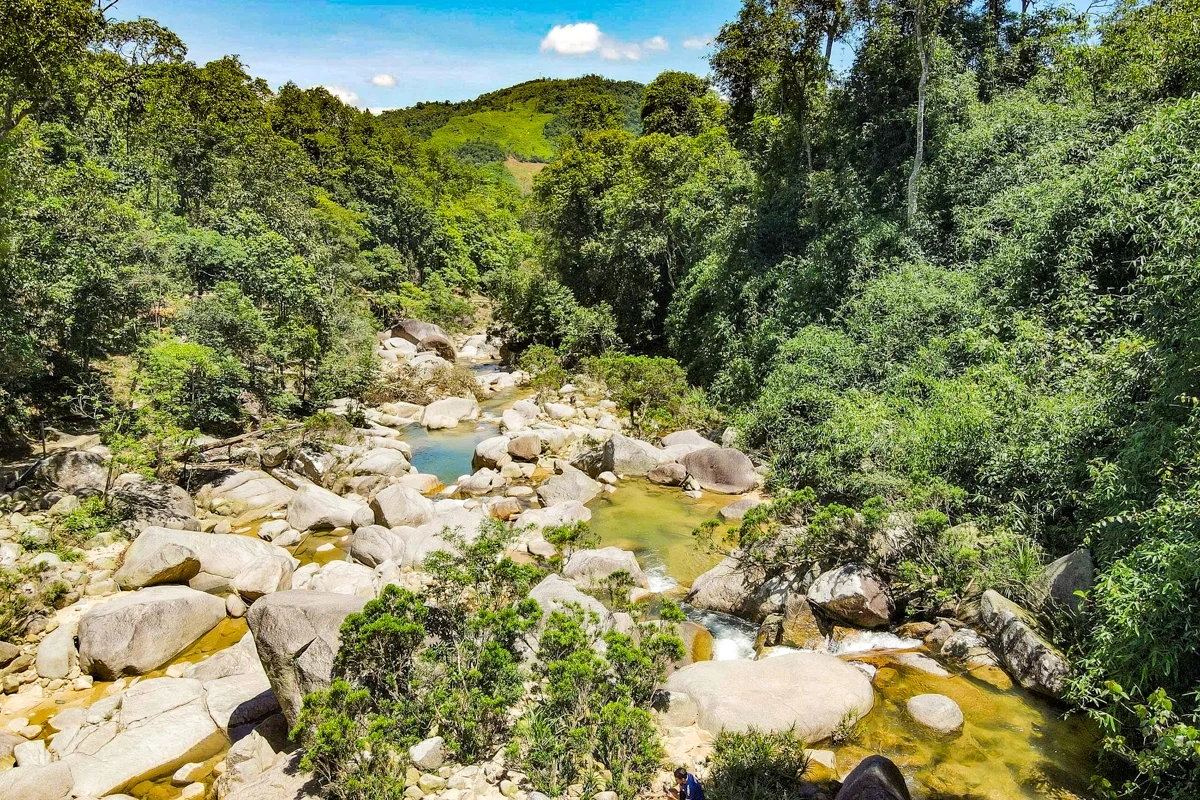 Au cœur de l'immense forêt, les touristes affluent vers la cascade de Ma Hao pour se rafraîchir.