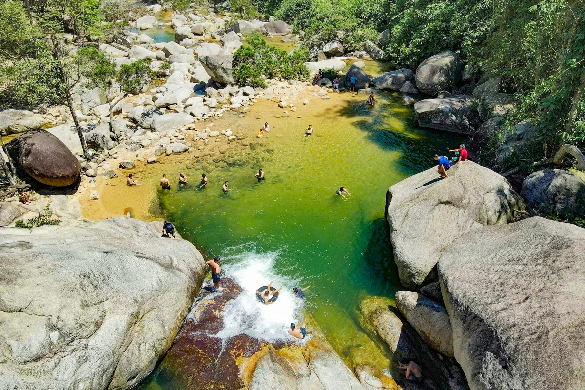 Au cœur de l'immense forêt, les touristes affluent vers la cascade de Ma Hao pour se rafraîchir.