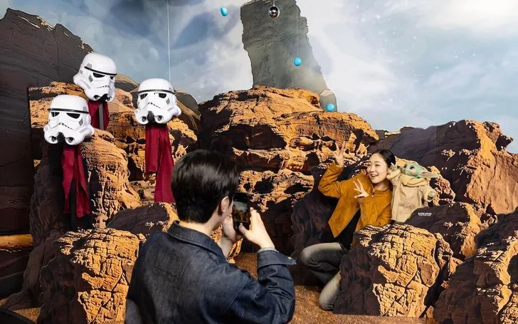 Des visiteurs prennent des photos devant un écran promotionnel pour le prochain film de Walt Disney Company, « The Mandalorian and Grogu », à Seoul Sky, une plateforme d'observation de Lotte World. (Photo : Walt Disney Company Korea) Du khách chụp ảnh trước màn hình quảng cáo cho bộ phim sắp ra mắt của Walt Disney Company,