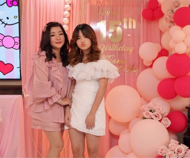 L'artiste Thuy Nga a partagé des photos de sa fille unique fêtant son 15e anniversaire aux États-Unis.