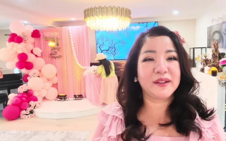 Thúy Nga était radieuse et magnifique dans sa tenue pour cette journée spéciale pour sa fille.