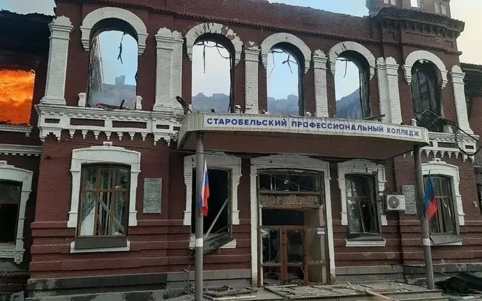Tòa nhà của trường Trường Cao đẳng Nghề Starobelsk sau vụ tấn công UAV của Ukraine, ngày 22/5/2026 (Ảnh: Leonid Pasechnik/RT)