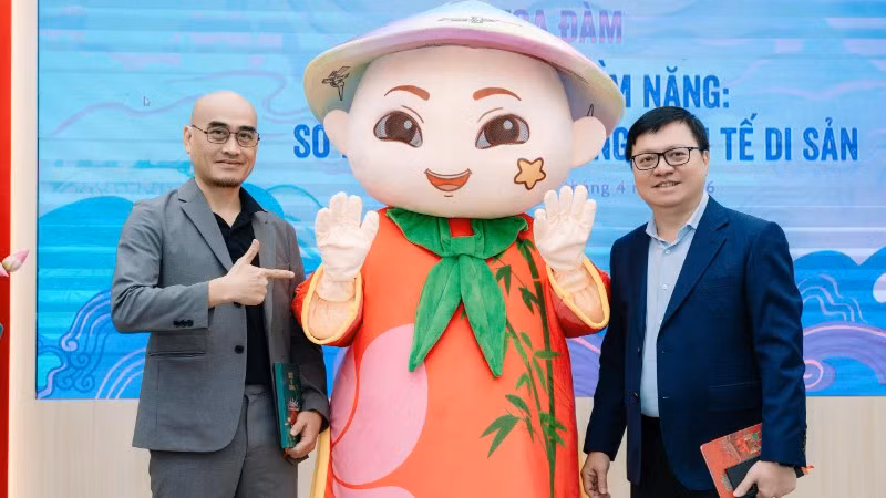 Ahli Jawatankuasa Pusat Parti Komunis Vietnam, Ketua Pengarang Akhbar Nhan Dan, Timbalan Ketua Jabatan Propaganda Pusat dan Mobilisasi Massa, dan Presiden Persatuan Wartawan Vietnam, Le Quoc Minh, bersama Encik Dao Trong Huy, Pengerusi AnnGroup, telah mengambil gambar peringatan bersama demonstrasi maskot Anh Tre di seminar 