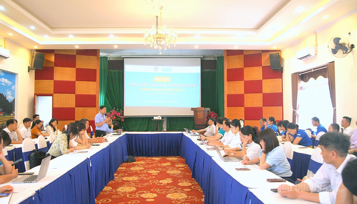 Đại diện Tổ chức Plan tại Tuyên Quang báo cáo kết quả triển khai các hoạt động dự án năm học 2025 – 2026.