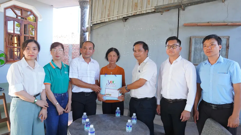 Đoàn đã tới thăm hỏi, động viên gia đình có người tử vong do tai nạn lao động.