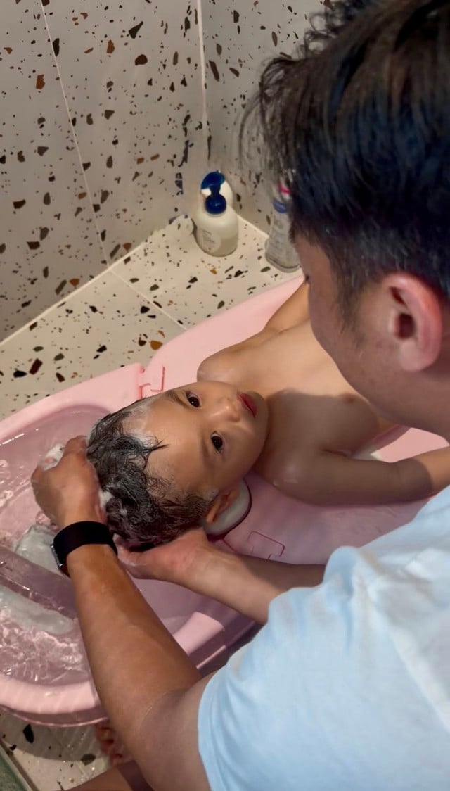 Cường Đô la tình tứ bên Đàm Thu Trang, ở nhà phụ vợ chăm con rất khéo - Ảnh 4.