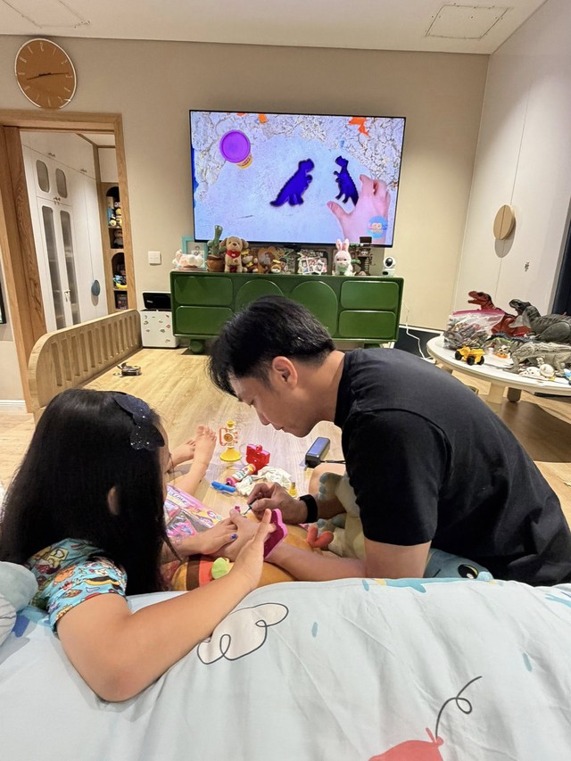 Cường Đô la tình tứ bên Đàm Thu Trang, ở nhà phụ vợ chăm con rất khéo - Ảnh 5.