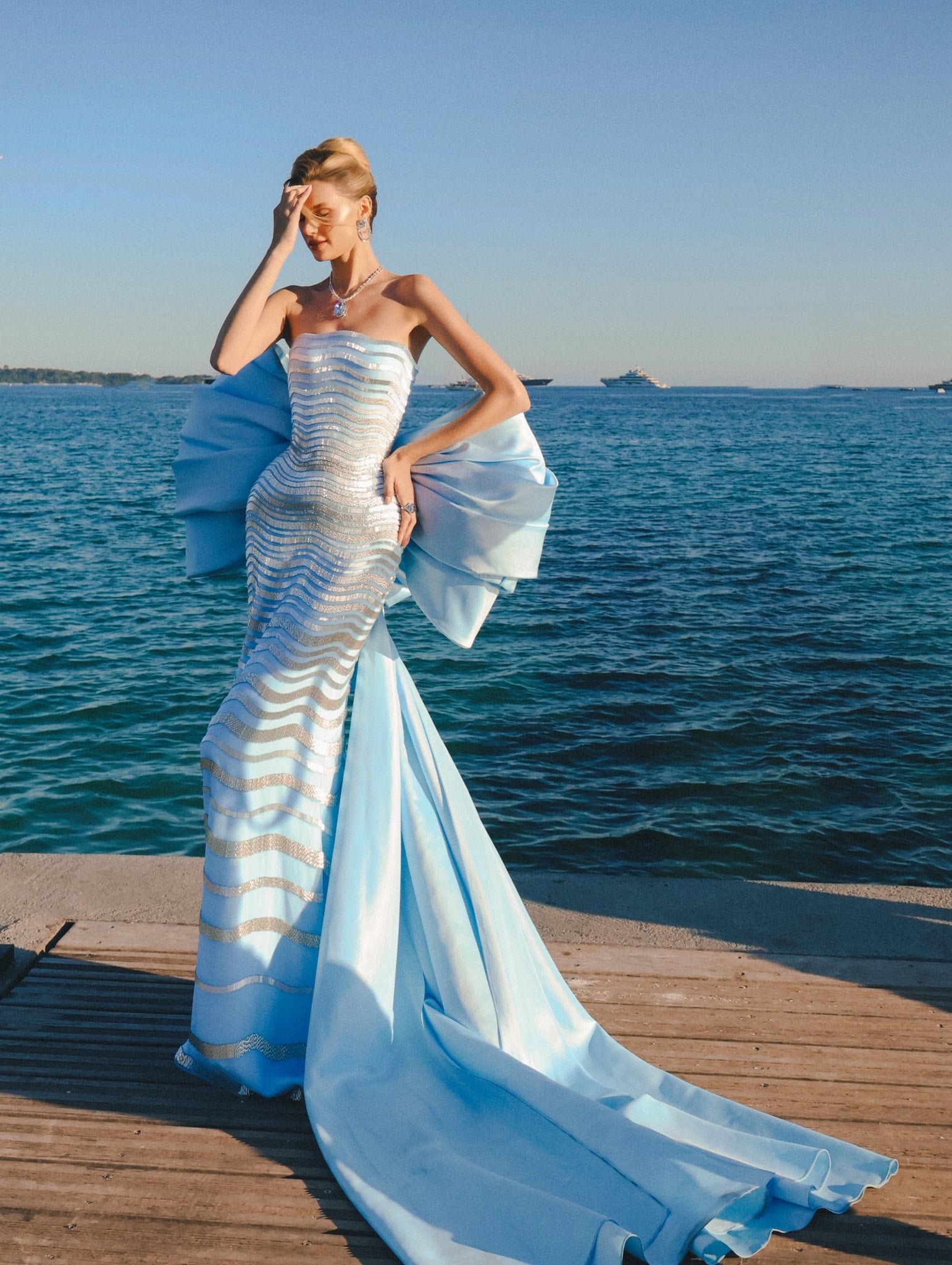 Dàn nghệ sĩ quốc tế diện trang phục của nhà thiết kế Việt tại Cannes - Ảnh 2.