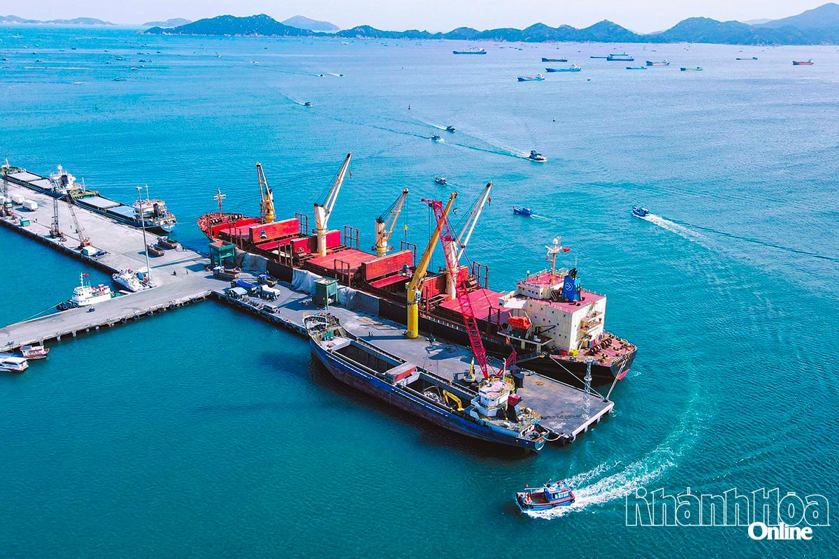 O porto de Cam Ranh recebe regularmente grandes navios de carga.
