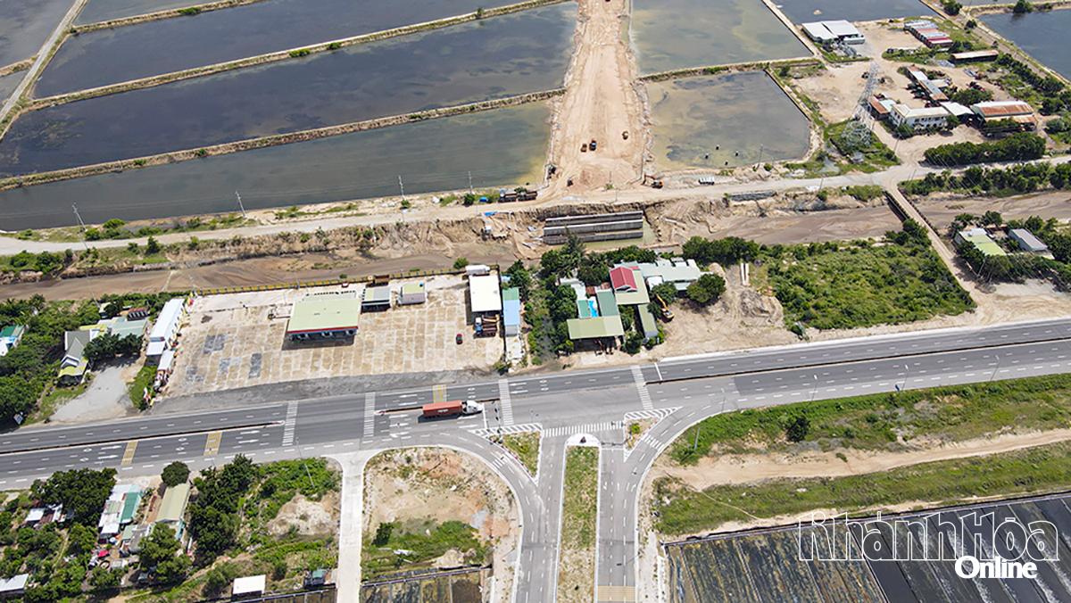 A estrada que liga a Autoestrada Norte-Sul, passando pela Rodovia Nacional 1, ao Porto Geral de Ca Na está sendo construída com urgência.