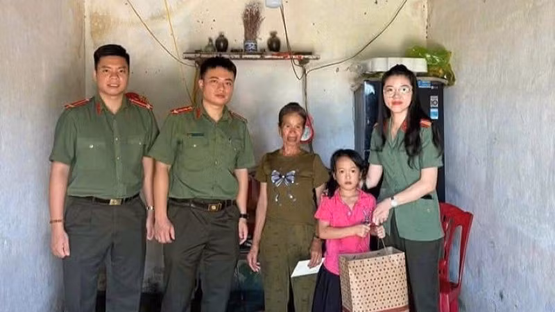 Hội phụ nữ phòng An ninh kinh tế tặng quà cho em Chìu Thị Nguyên trú tại xã Đầm Hà.