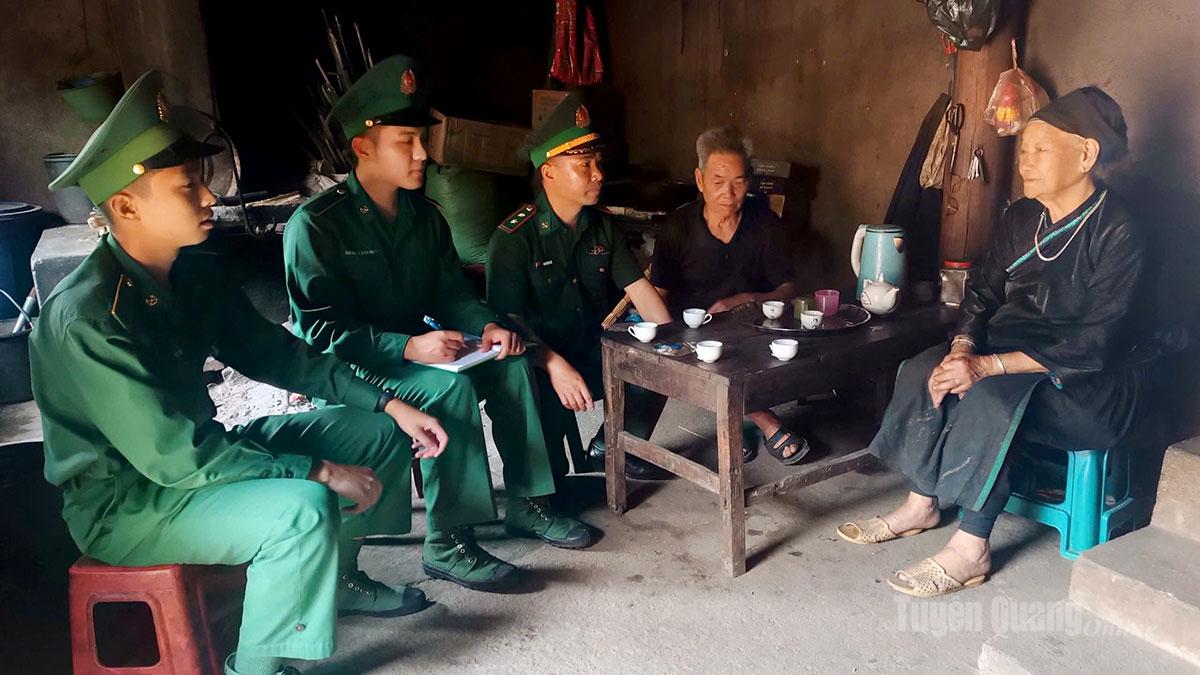 Cán bộ, chiến sỹ Đồn Biên phòng Cửa khẩu Xín Mần bám dân, nắm tình hình tại cơ sở.