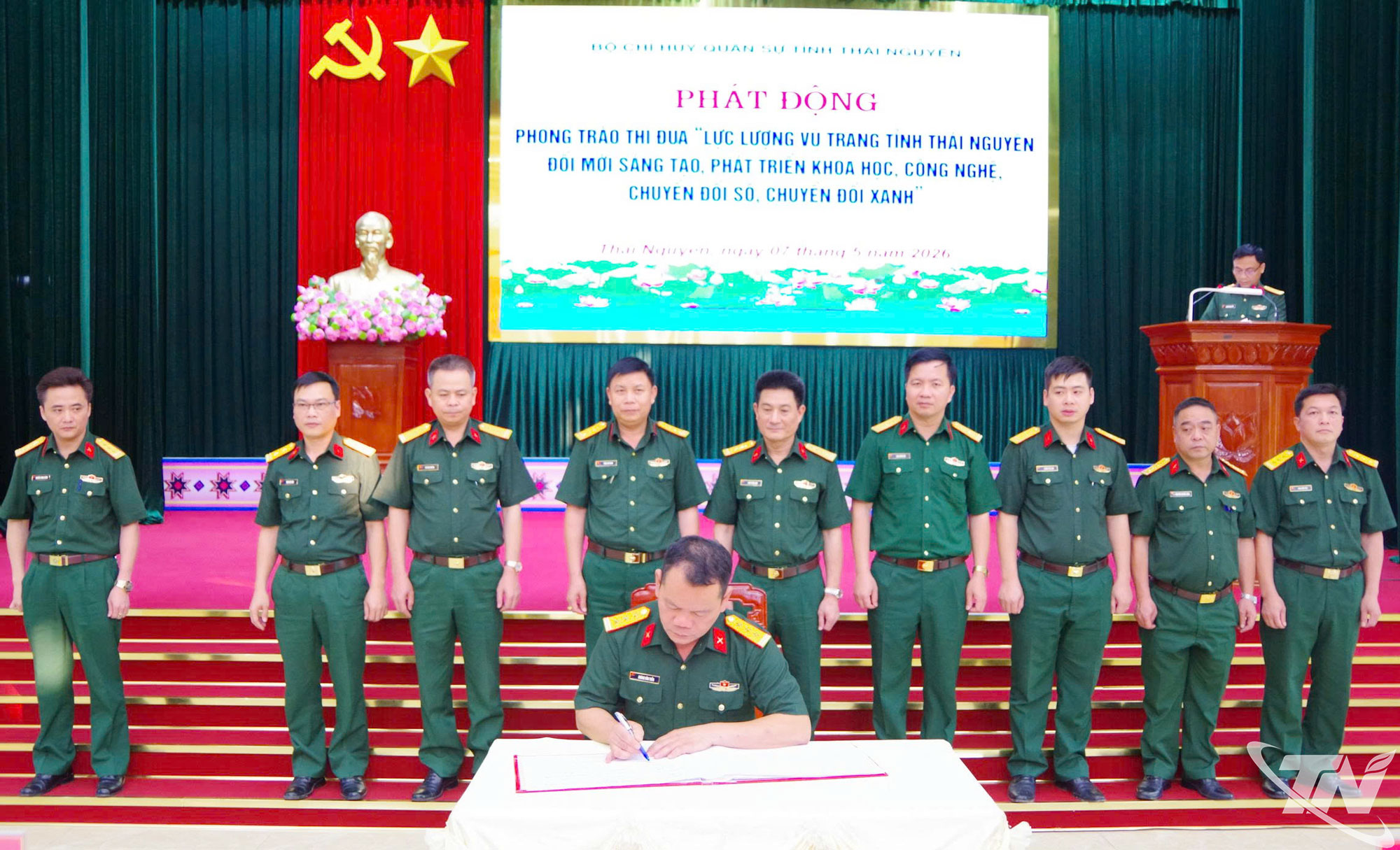 Các cơ quan, đơn vị ký kết giao ước thi đua ngay sau lễ phát động.