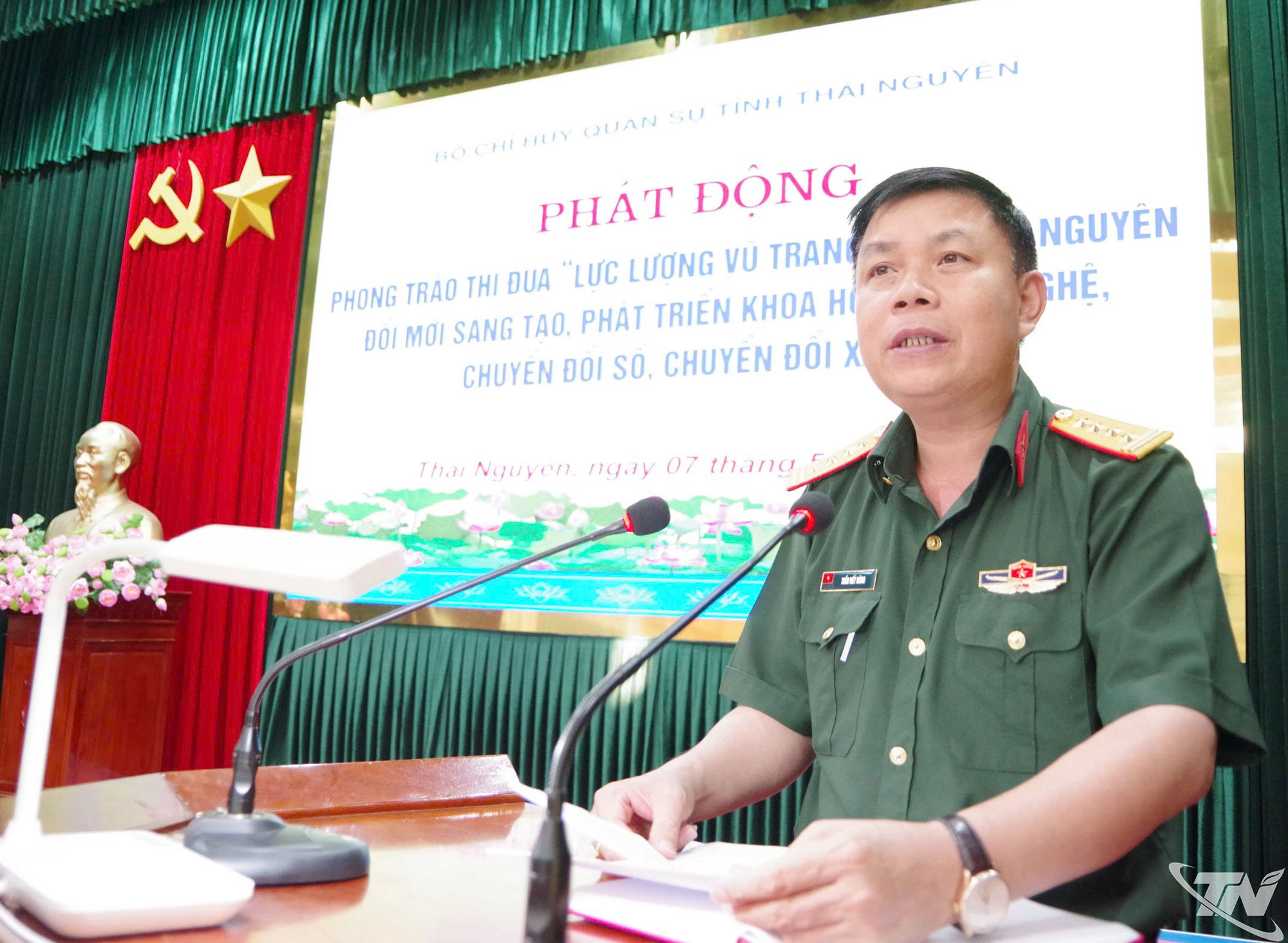 Đại tá Trần Viết Năng, phó Bi thư Đảng uỷ Chính uỷ Bộ CHQS tỉnh phát động buổi lễ.