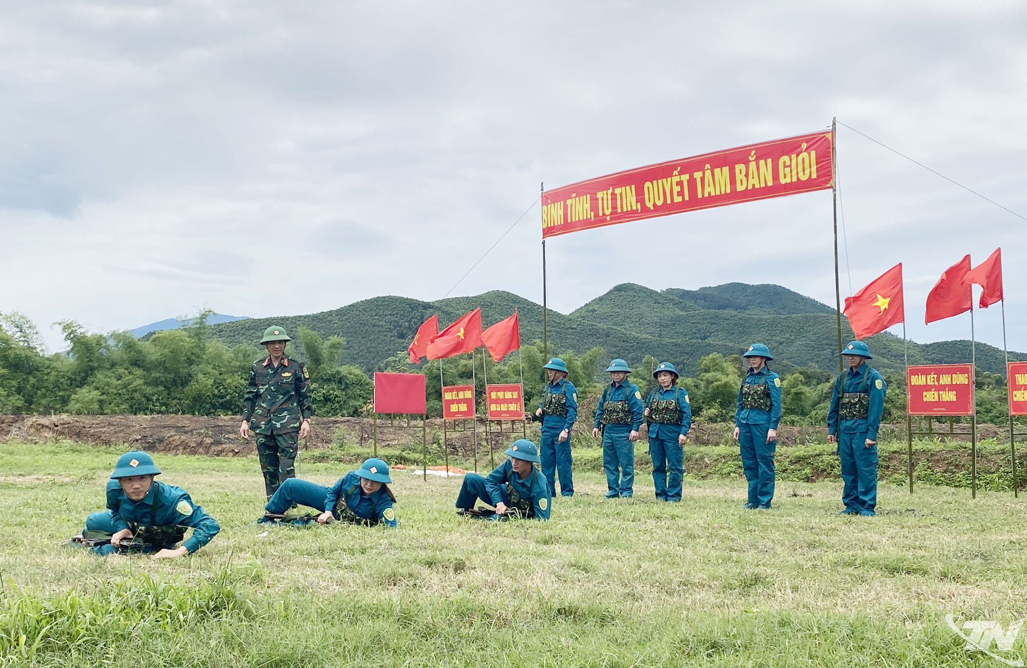 Huấn luyện kỹ thuật chiến đấu bộ binh cho dân quân năm thứ nhất phường Sông Công, tỉnh Thái Nguyên.