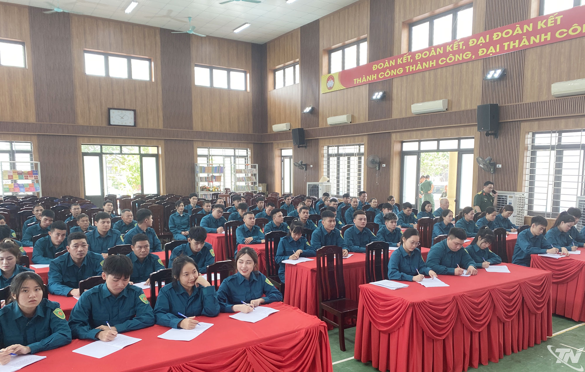 Huấn luyện giáo dục chính trị cho dân quân năm thứ nhất phường Bách Quang, tỉnh Thái Nguyên.