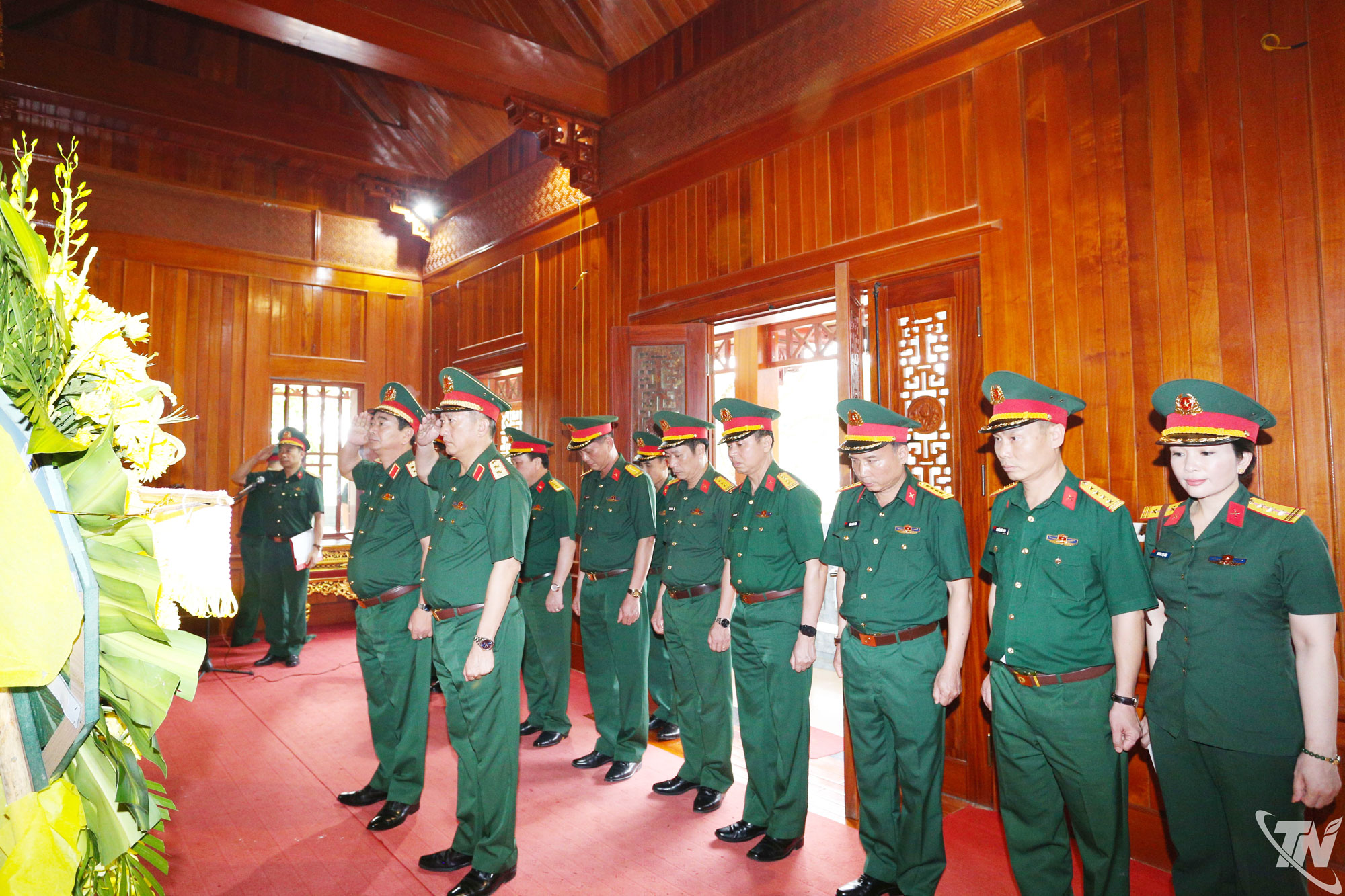Đoàn công tác Quân khu 1 dâng hương, tưởng niệm Đại tướng Võ Nguyên Giáp tại Khu tưởng niệm Đại tướng Võ Nguyên Giáp thuộc Sở Chỉ huy Chiến dịch Điện Biên Phủ ở xã Mường Phăng.