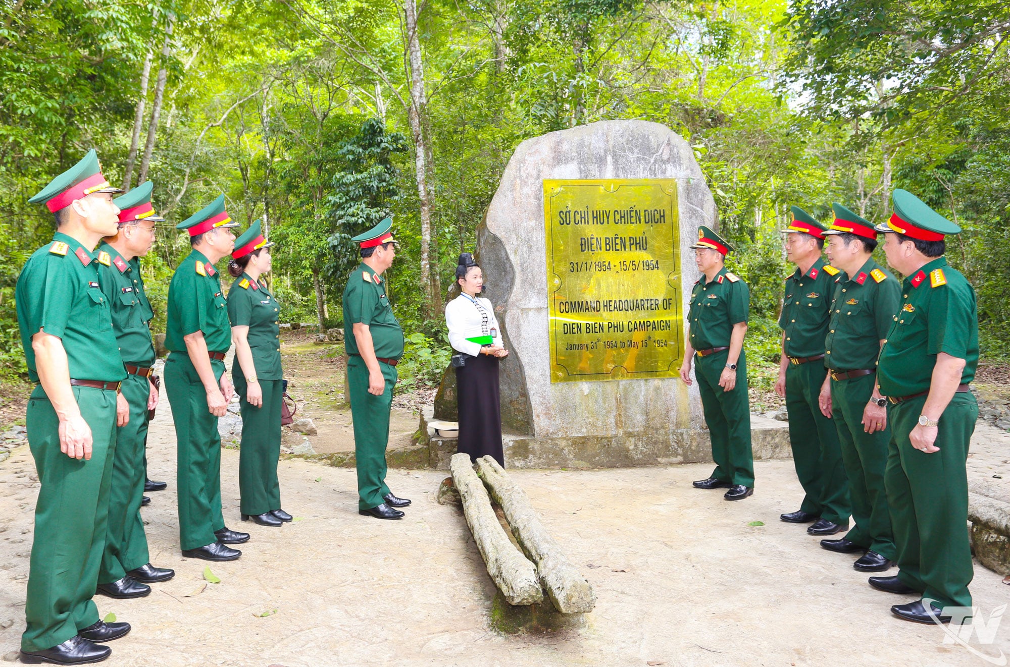 Đoàn công tác Quân khu 1 tham quan Sở Chỉ huy Chiến dịch Điện Biên Phủ.