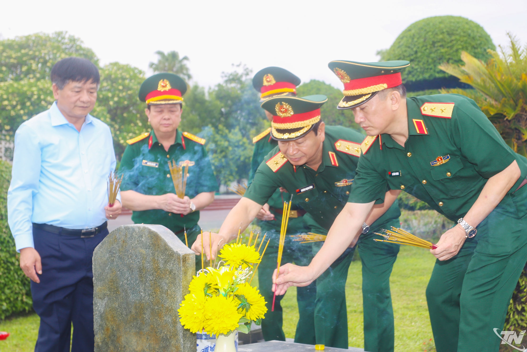 Đoàn công tác Quân khu 1 dâng hương tưởng niệm các anh hùng liệt sĩ tại Nghĩa trang Liệt sĩ quốc gia A1 - Điện Biên Phủ.