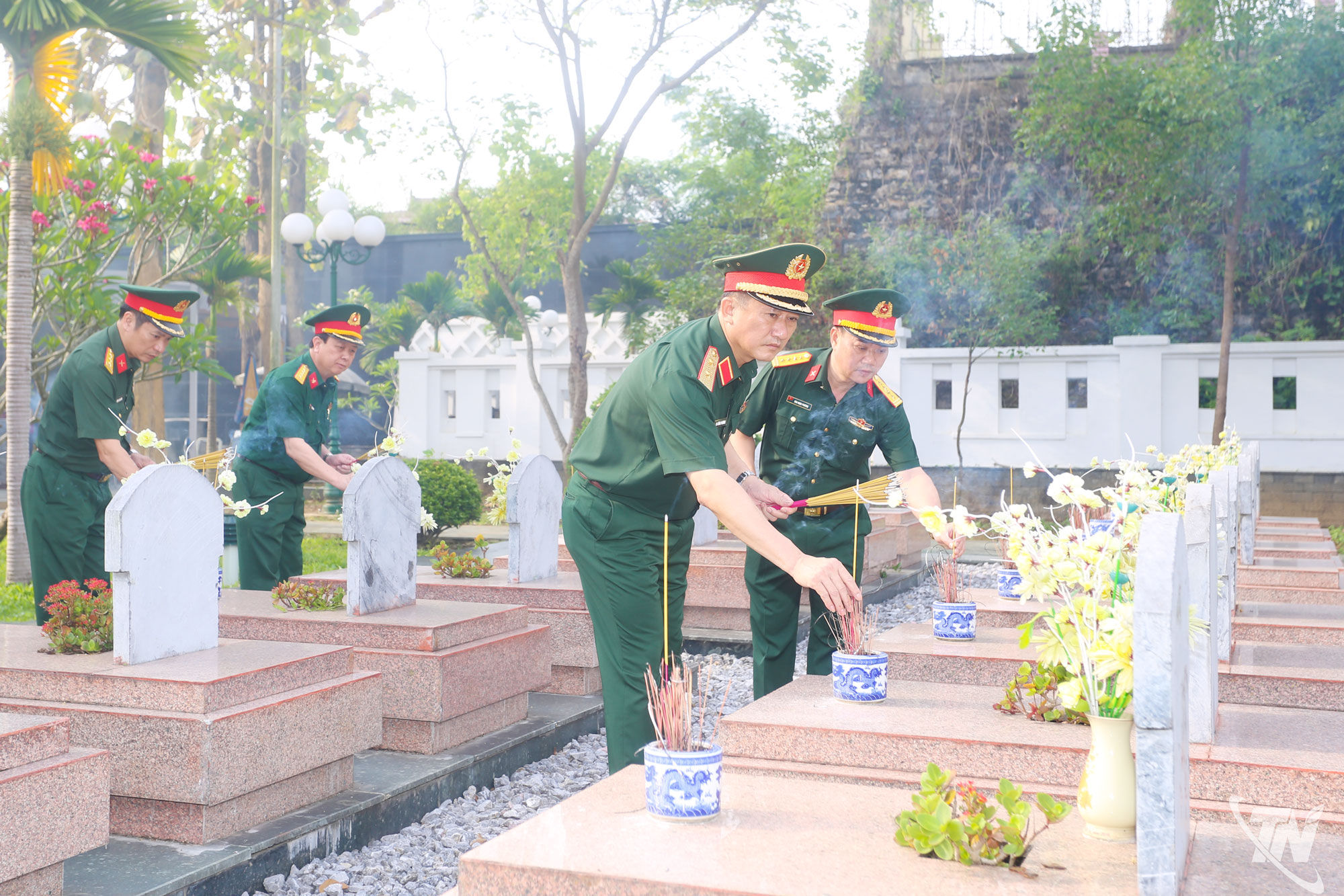 Trung tướng La Công Phương, Ủy viên Trung ương Đảng, Ủy viên Quân ủy Trung ương, Bí thư Đảng ủy, Chính ủy Quân khu 1 thắp hương tưởng niệm các anh hùng liệt sĩ tại Nghĩa trang Liệt sĩ Him Lam - Điện Biên Phủ.
