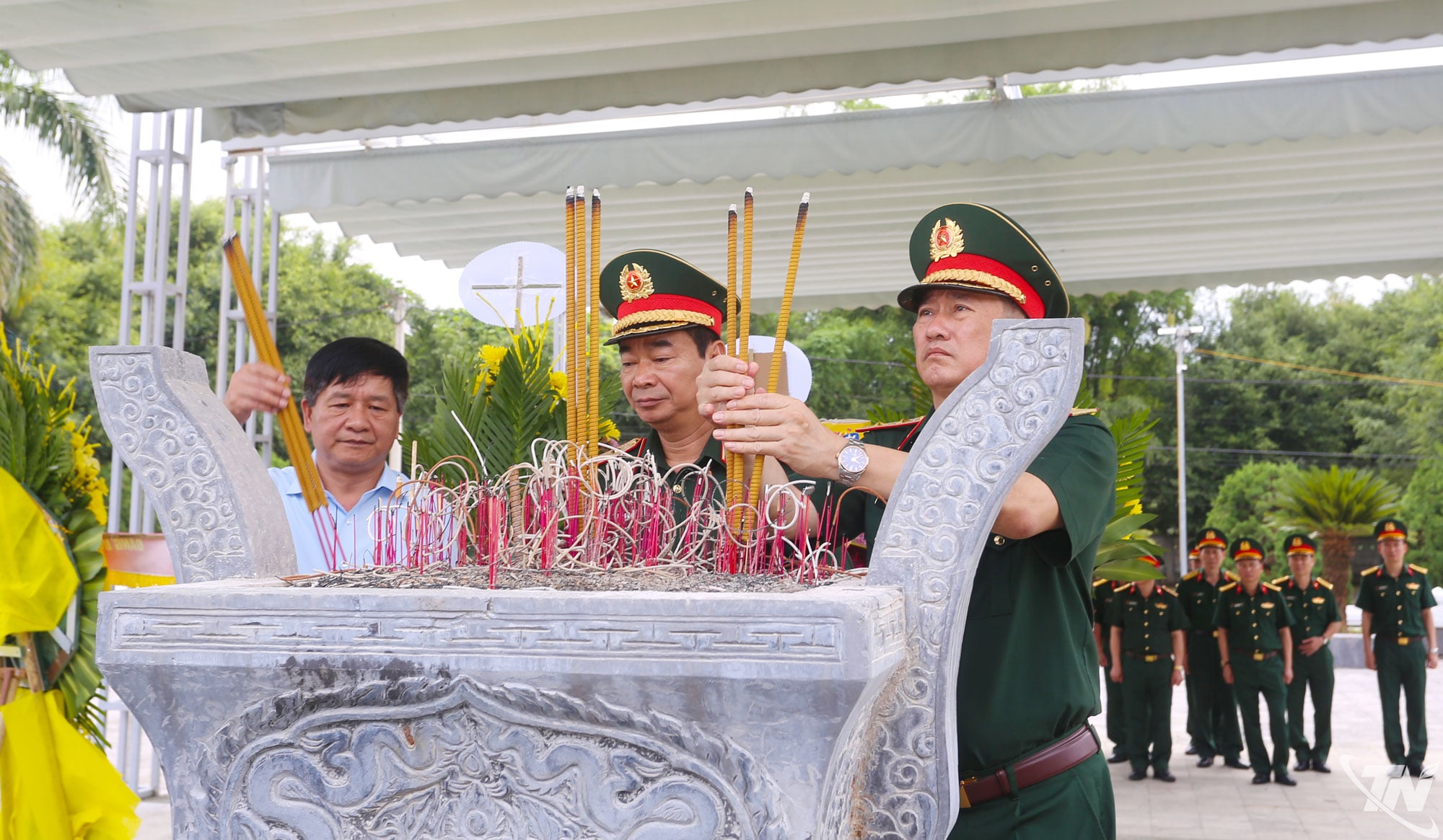 Đoàn công tác Quân khu 1 dâng hương tưởng niệm các anh hùng liệt sĩ tại Nghĩa trang Liệt sĩ Tông Khao - Điện Biên Phủ.