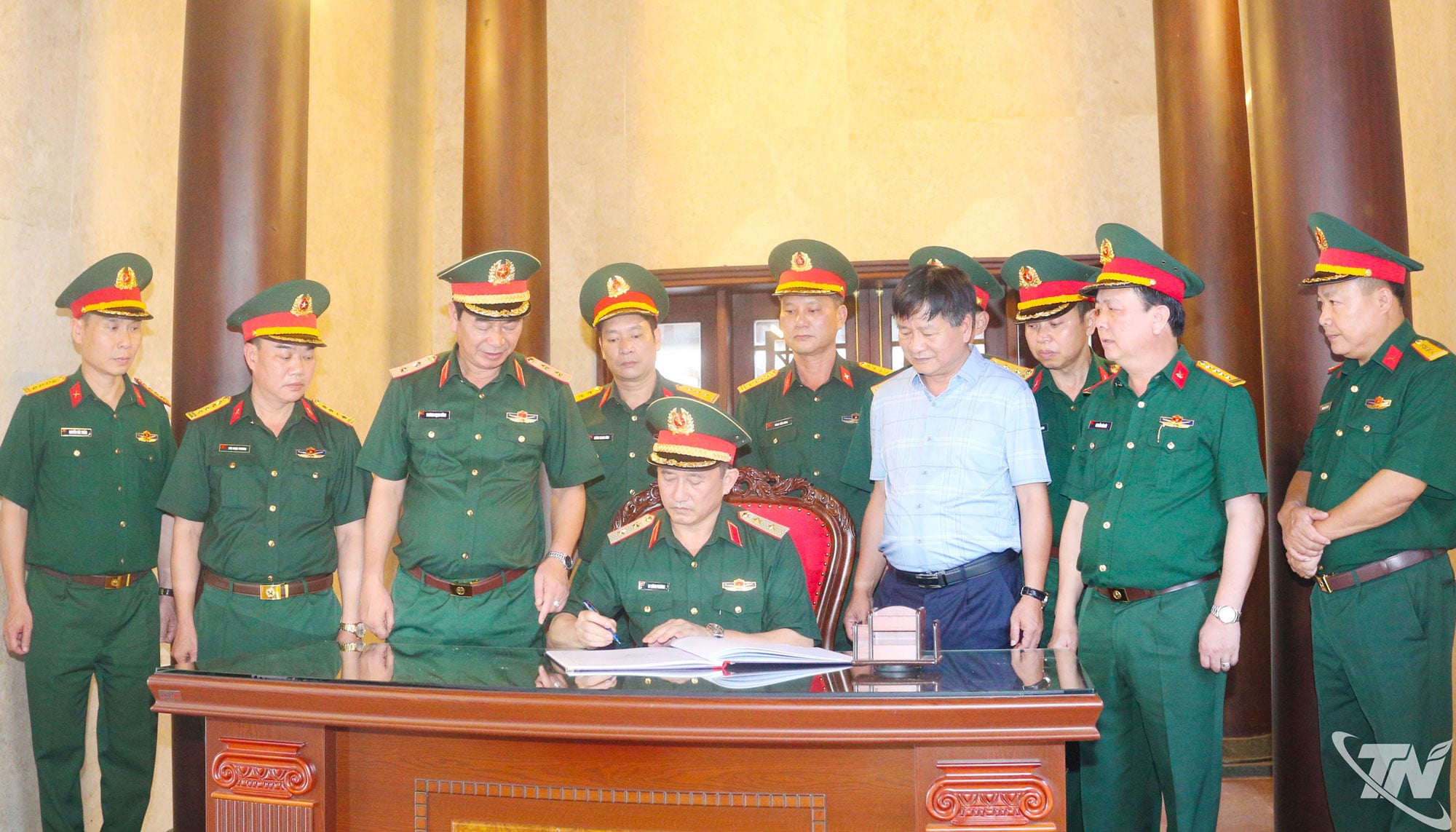 Đoàn công tác Quân khu 1 ghi sổ lưu niệm tại Khu tưởng niệm Đại tướng Võ Nguyên Giáp.