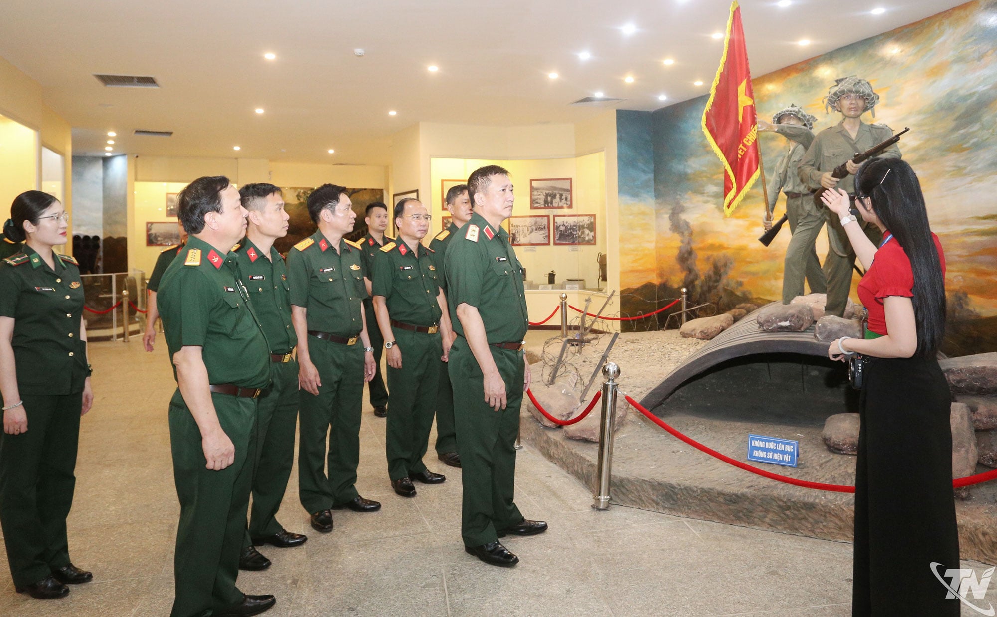 Đoàn công tác Quân khu 1 tham quan Bảo tàng Chiến thắng lịch sử Điện Biên Phủ.