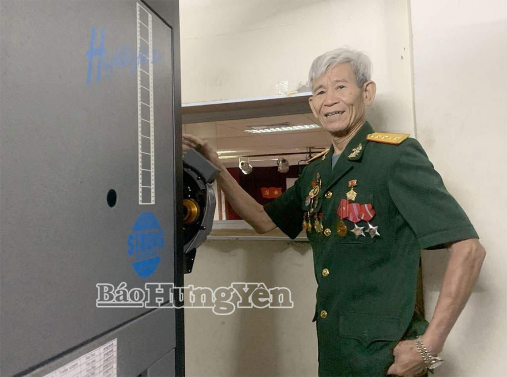 El veterano Pham Van Lai posa junto a un proyector de cine en el Estudio Central de Cine Documental y Científico.