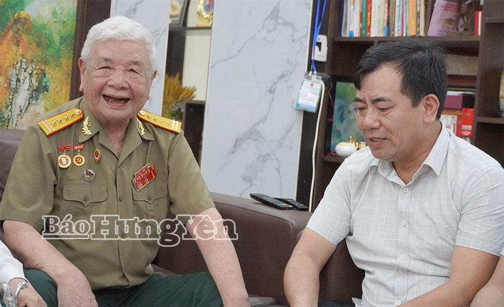 Veterán Pham Binh Han (vesnice 7, obec Thai Thuy) s nadšením vyprávěl o kampani v Dien Bien Phu.