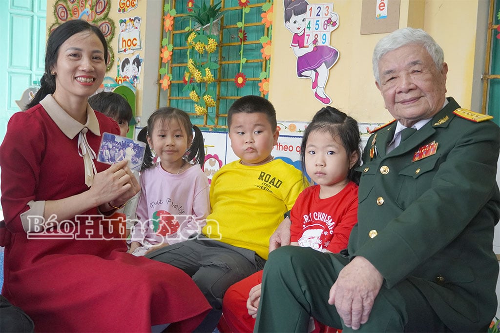 Veterán Pham Binh Han (vesnice 7, obec Thai Thuy) hovoří s učiteli a žáky mateřské školy Thuy Ha o kampani Dien Bien Phu.
