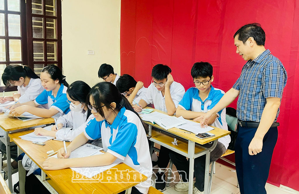 लॉन्ग हंग कम्यून के हंग न्हान हाई स्कूल के शिक्षक और छात्र उच्चतम संभव लक्ष्यों को प्राप्त करने के लिए सक्रिय रूप से अपनी पढ़ाई की समीक्षा कर रहे हैं।