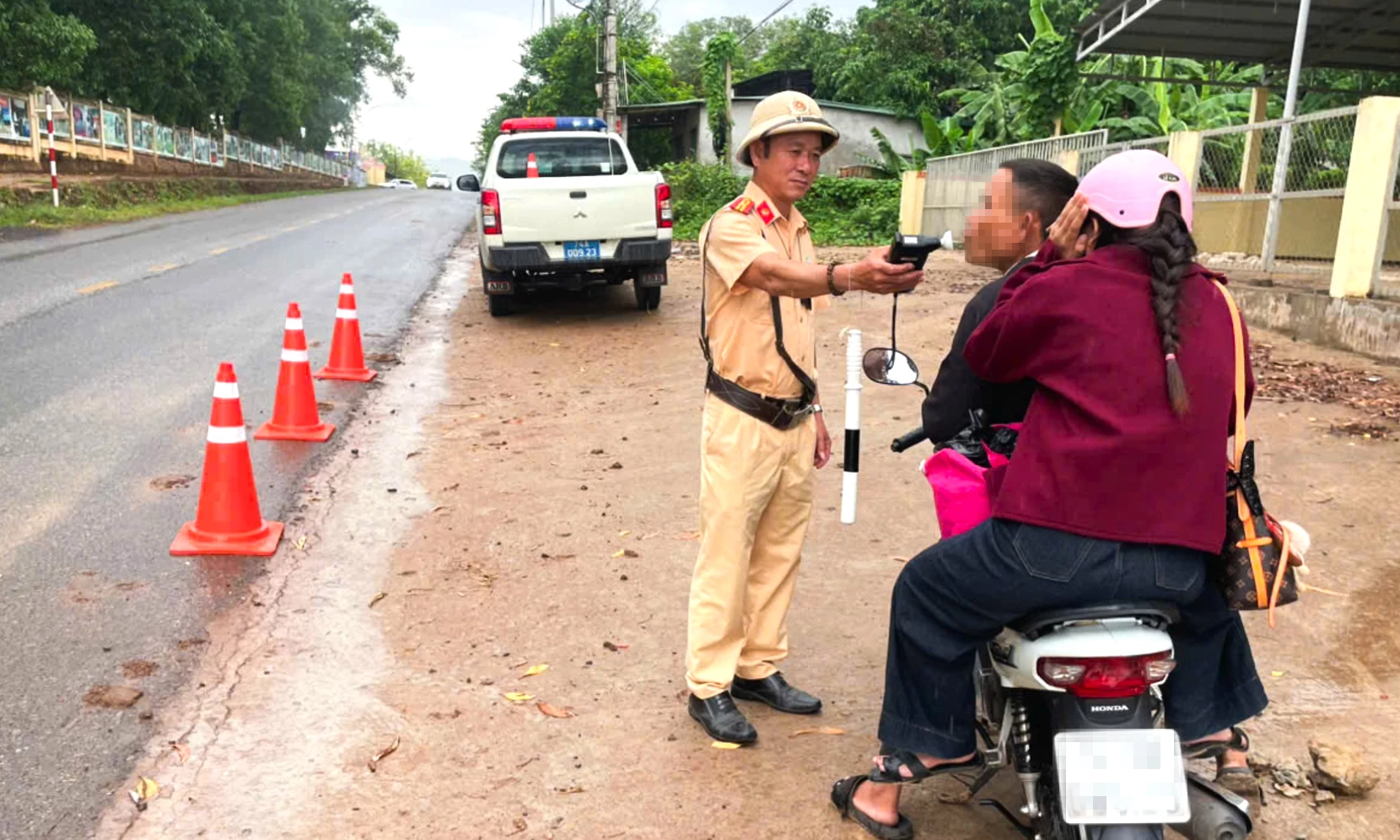 Lực lượng Cảnh sát giao thông tăng cường kiểm tra nồng độ cồn trên tuyến đường tỉnh 586 qua xã Lao Bảo - Ảnh: L.T
