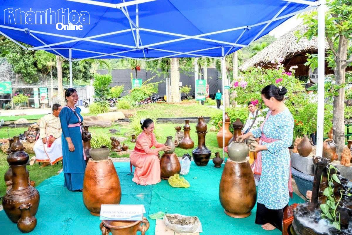 न्हा ट्रांग वार्ड में आयोजित एक प्रदर्शनी में कारीगरों ने बाऊ ट्रुक मिट्टी के बर्तन बनाने की कला का प्रदर्शन किया। फोटो: हांग न्गुयेत