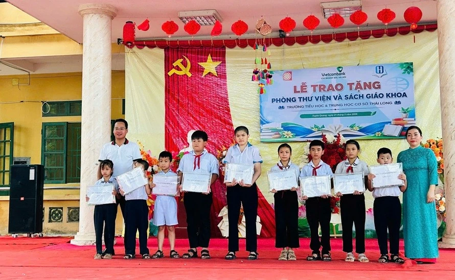 Ams’ Little Helpers và hành trình gieo tri thức vùng cao Ams’ Little Helpers và hành trình gieo tri thức vùng cao