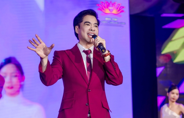 Ngọc Sơn khoe vũ đạo ở tuổi U.60, làm điều đặc biệt cho ca sĩ Phương Thanh - Ảnh 1.