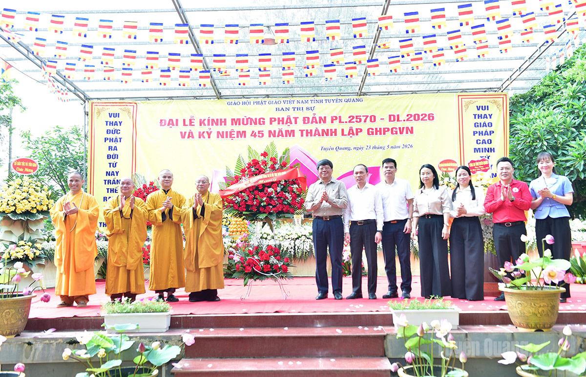 สหายฮา จุง เกียน สมาชิกคณะกรรมการประจำพรรคจังหวัด รองประธานถาวรคณะกรรมการแนวร่วมปิตุภูมิเวียดนามจังหวัดตวนกวาง และคณะผู้แทน ได้มอบดอกไม้เพื่อแสดงความยินดีแก่คณะกรรมการบริหารสมาคมพุทธศาสนาเวียดนามจังหวัดตวนกวาง