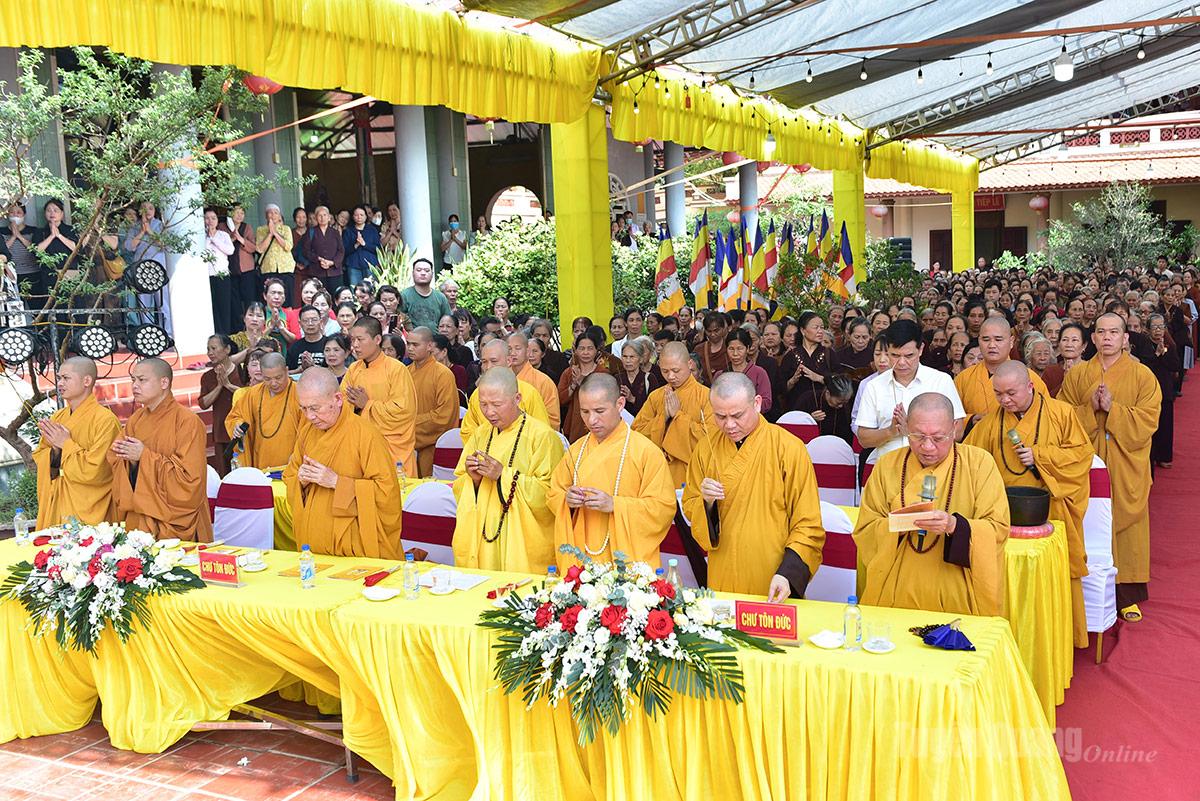ผู้แทน พระภิกษุและภิกษุณีผู้ทรงคุณวุฒิ พุทธศาสนิกชนฆราวาส และประชาชนทั่วไป ได้ร่วมกันประกอบพิธีกรรมจุดธูปและถวายเครื่องบูชาในวันคล้ายวันเกิดของพระพุทธเจ้า